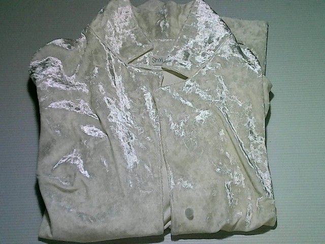 Velvet coat with long sleeves Velvet coat with long sleeves