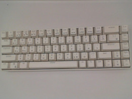 White wireless keyboard 