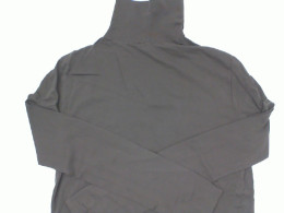 Green long-sleeved turtleneck shirt 