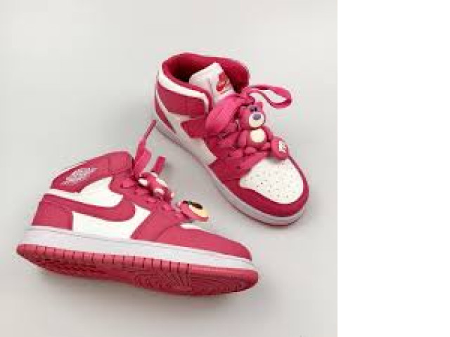 Nike children's sneakers. pink Nike children's sneakers. pink