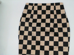 Women's long skirt with checkered pattern 