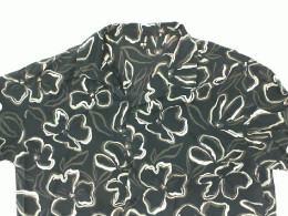 Black Hawaiian shirt with floral collar Size XL Black Hawaiian shirt with floral collar Size XL