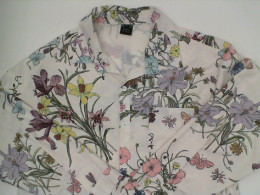 White long-sleeved shirt with multi-colored floral pattern Size L White long-sleeved shirt with multi-colored floral pattern Size L