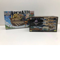 Set of 2 anime ship figures