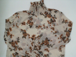 White long-sleeved turtleneck shirt with red rose pattern Size L White long-sleeved turtleneck shirt with red rose pattern Size L