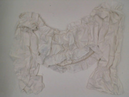 White off-the-shoulder long-sleeved shirt White off-the-shoulder long-sleeved shirt