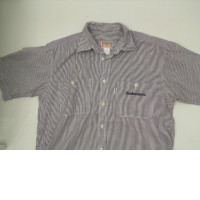 Men's short-sleeved collared shirt in a plaid pattern 
