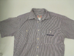 Men's short-sleeved collared shirt in a plaid pattern Men's short-sleeved collared shirt in a plaid pattern