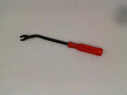 Screwdriver for prying a gift