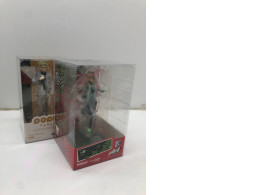 Set of 2 Japanese figures "POP UP" Set of 2 Japanese figures "POP UP"