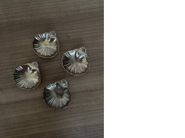 Set of 4 shell shaped plates