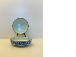 Set of 2 deep plates + stand Set of 2 deep plates + stand