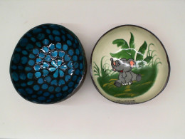 Set of 2 Coconut shells are decorated with beautiful patterns. Set of 2 Coconut shells are decorated with beautiful patterns.