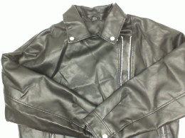 Men's leather jackets have zippers 
