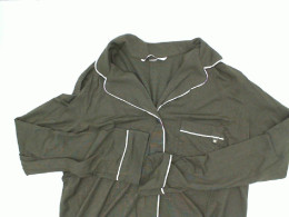 Dark green long-sleeved shirt Dark green long-sleeved shirt