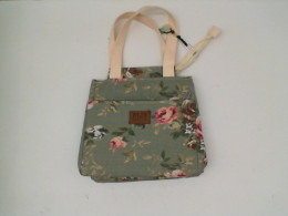 Green thermal tote bag with floral pattern Green thermal tote bag with floral pattern