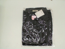 Black long-sleeved shirt Black long-sleeved shirt