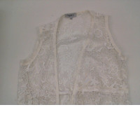 Long sleeveless lace coat
