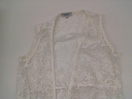 Long sleeveless lace coat