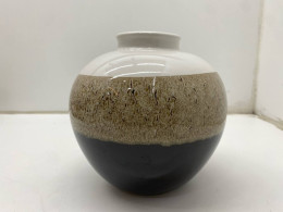 White flower vase with pattern 