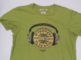 Green round neck t-shirt with pattern 