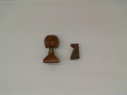 Set of 2 Wood carvings for decorating desks