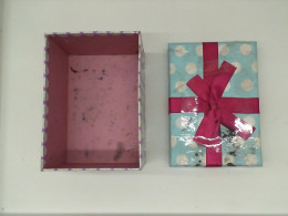 Empty gift box 