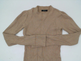 Women's cream-colored round-neck long-sleeved T-shirt 