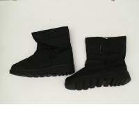 Black snow boots 