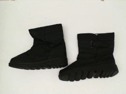 Black snow boots 