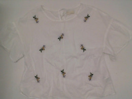 Women's white round neck shirt with rose pattern Women's white round neck shirt with rose pattern