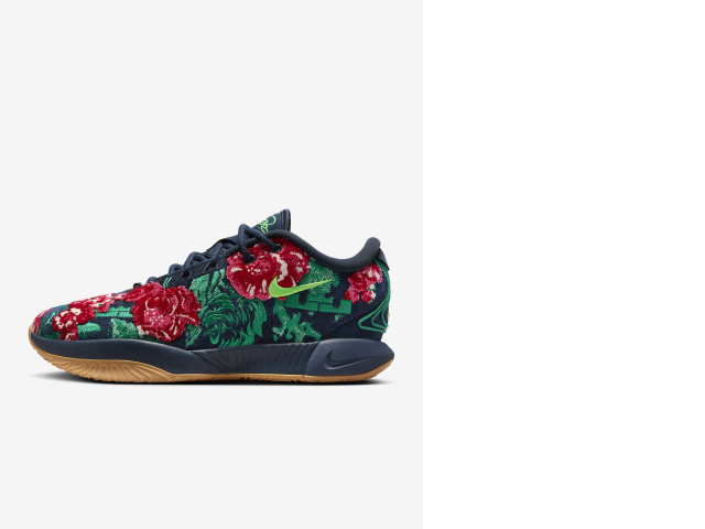 Nike sneakers with embroidered pattern Nike sneakers with embroidered pattern