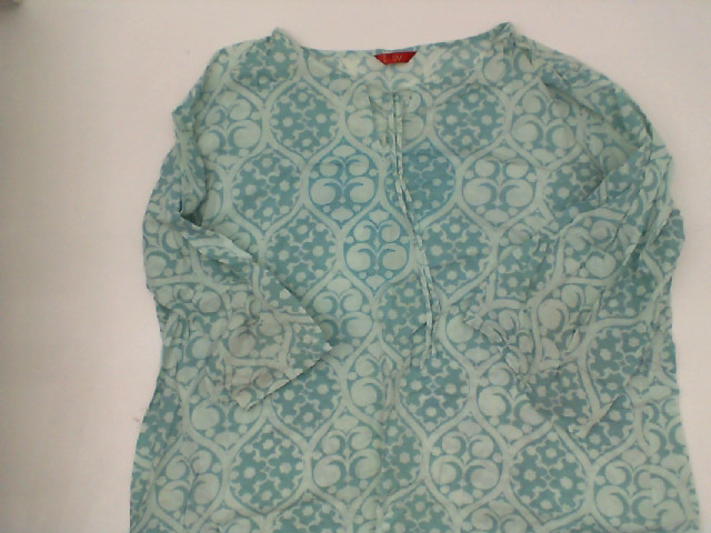 Women's long-sleeved round neck shirt in white with gray pattern Women's long-sleeved round neck shirt in white with gray pattern