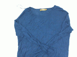 Blue long-sleeved round neck t-shirt Blue long-sleeved round neck t-shirt