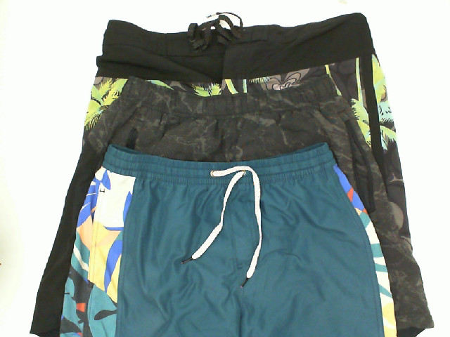 Set of 3 Men's three-quarter pants with a sea pattern Set of 3 Men's three-quarter pants with a sea pattern