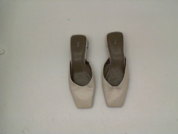 Women's cream-colored square-toe sandals 