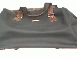 Medium suitcase with wheels Medium suitcase with wheels