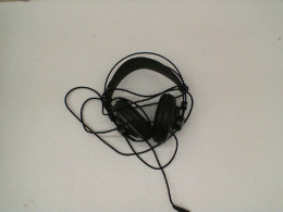 Black wired headphones 