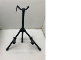 Adjustable guitar stand 