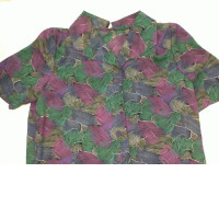 Blue short-sleeved shirt with green wood pattern Blue short-sleeved shirt with green wood pattern