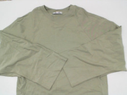 Light green long-sleeved round neck shirt Light green long-sleeved round neck shirt