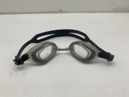 Swimming goggles