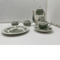 A LARGE SET OF GREEN KITCHEN SERVICE