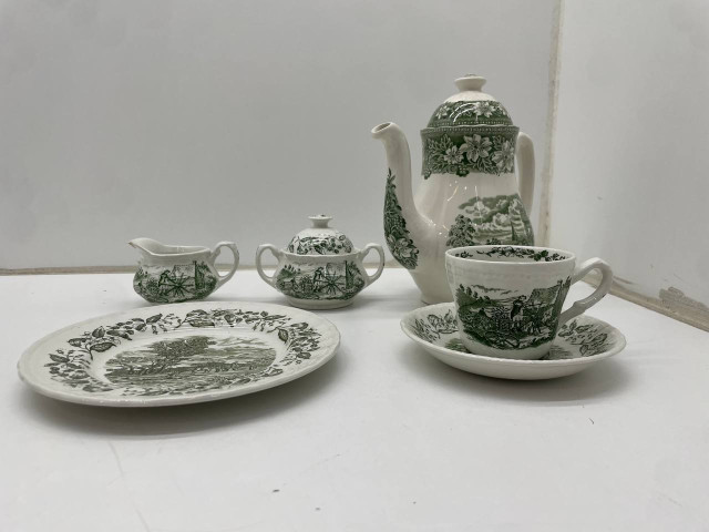 A LARGE SET OF GREEN KITCHEN SERVICE A LARGE SET OF GREEN KITCHEN SERVICE