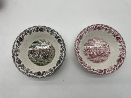 A set of 2 deep plates