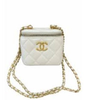 Women's white CHANEL handbag (replica)