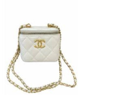 Women's white CHANEL handbag (replica)