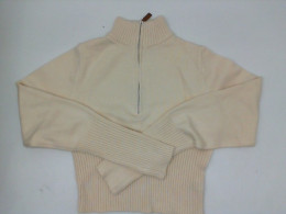 Cream-colored round-neck long-sleeved zip-up sweater Cream-colored round-neck long-sleeved zip-up sweater