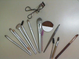 Set of 12 Makeup Brushes + Eyelash Tweezers