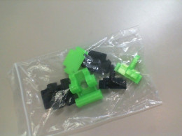 Set of 6 plastic fasteners